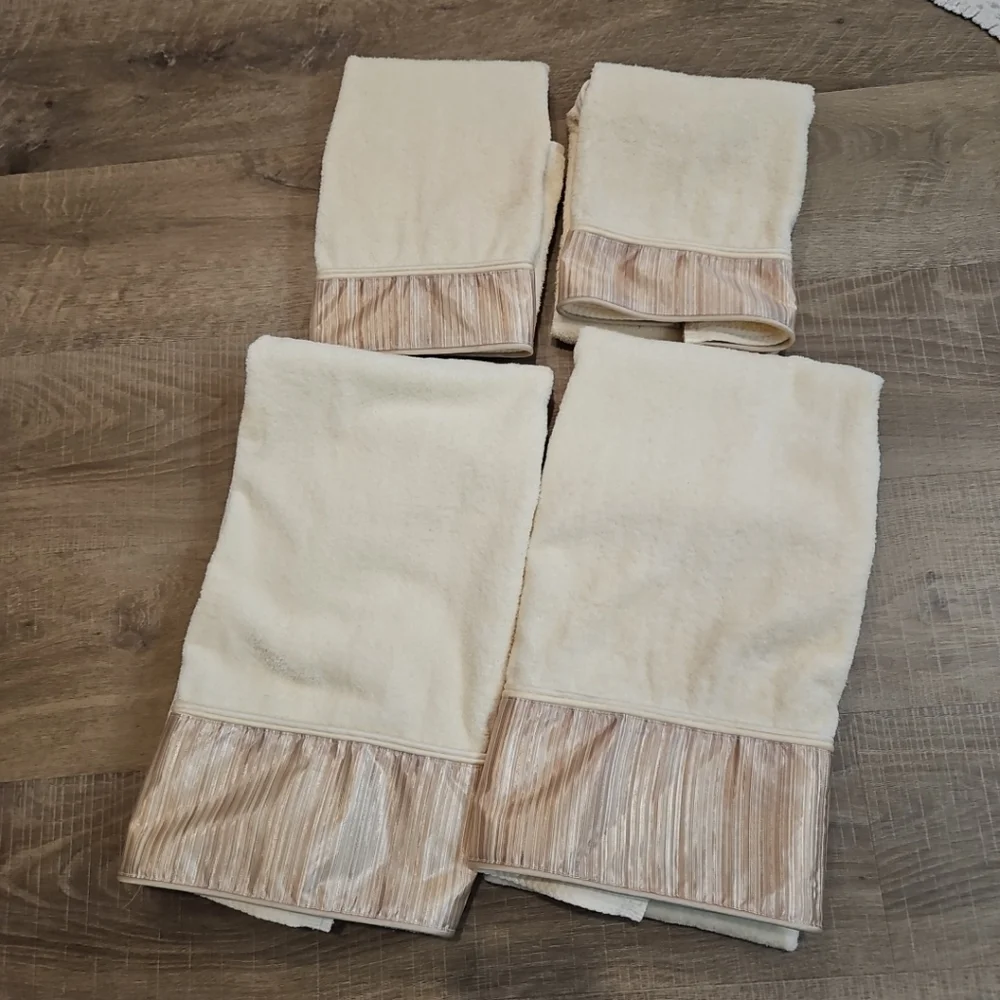 AVANTI luxurious exclusive decor TOWEL SET of 4 Ivory And Gold Stripe trim